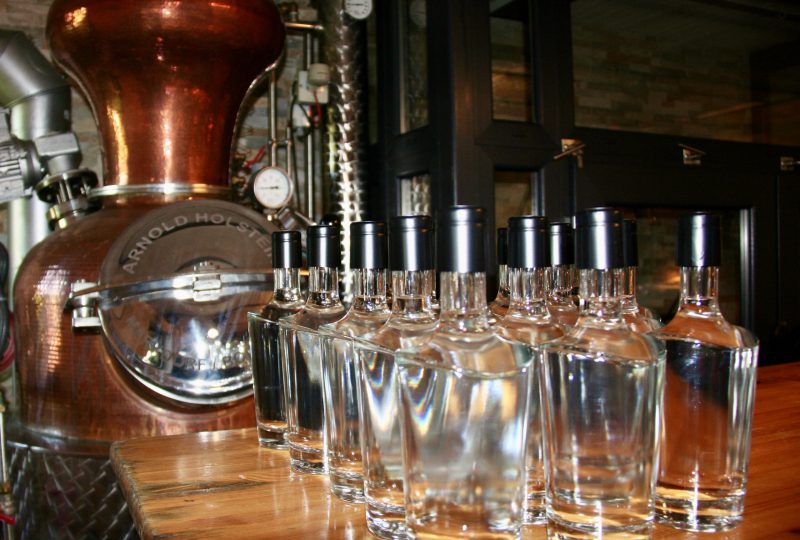 Flaschen vor Destille+